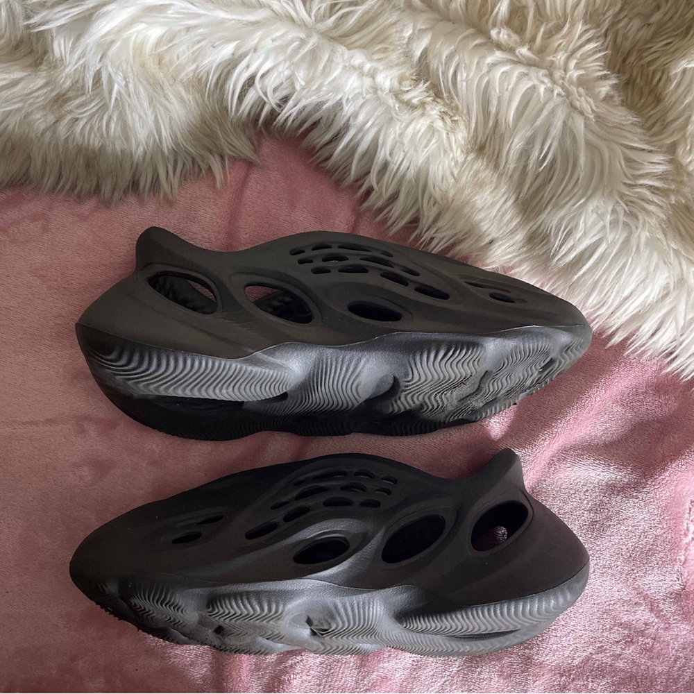 ONYX YEEZY FOAM RUNNERS